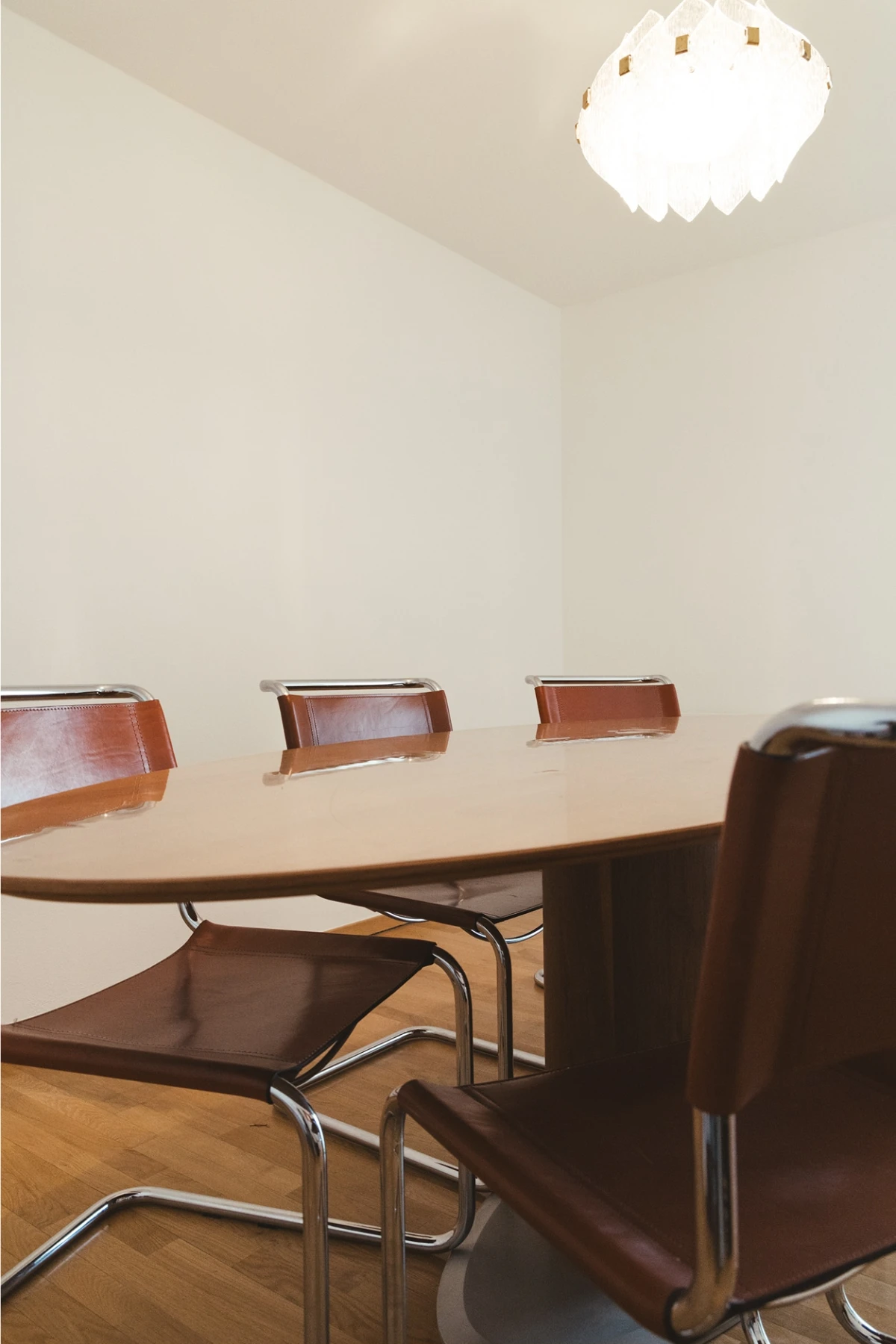 Ovaler Besprechungstisch in der Kanzlei von Serkan Akman in Feldkirch, Vorarlberg